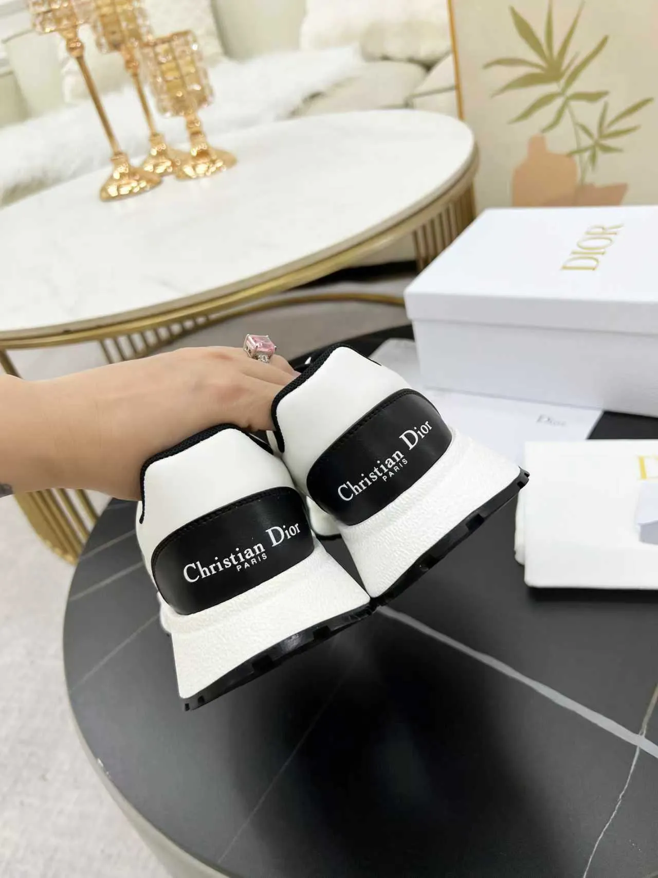 [Dior Dior] P: 640💰Couple model Size: Female: 35-40 (41 customized), male 39-44. (45 customized) 2025 Dior Dior autumn and winter new products🌹Fashion and trends coexist. Imported cowhide is customized one to one. Fabric; cowhide. Lining: Breathable mesh. Outsole: TPU.